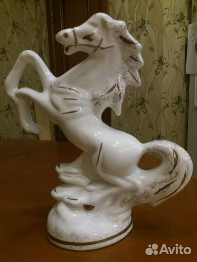 Фарфоровый конь