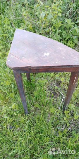 Стол маленький. Столик