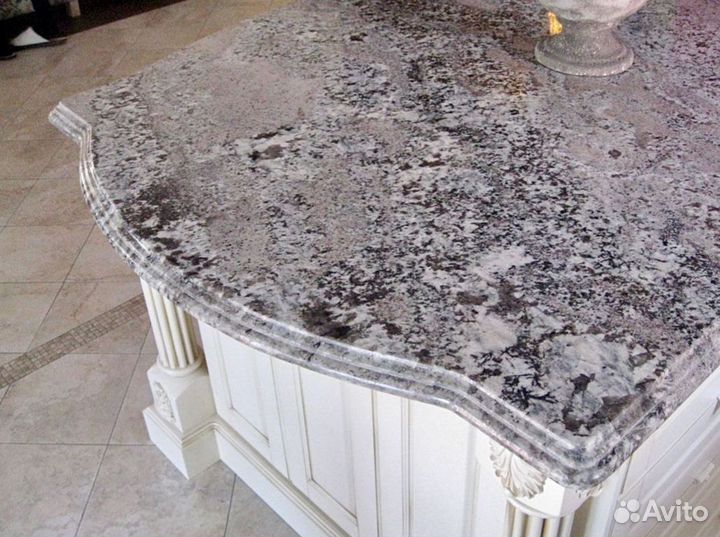 Столешница и остров из серого гранита Аляска