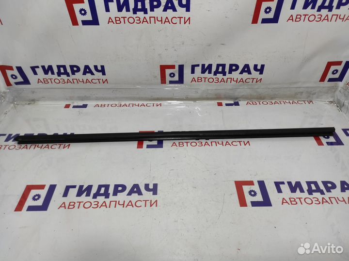 Накладка стекла переднего правого внутренняя Opel