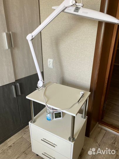 Тумбочка и лампа