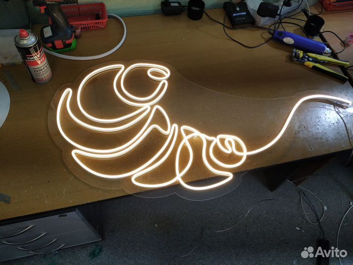 Неоновая вывеска табачный магазин