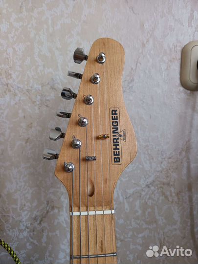 Электро гитара behringer stratocaster с комбик