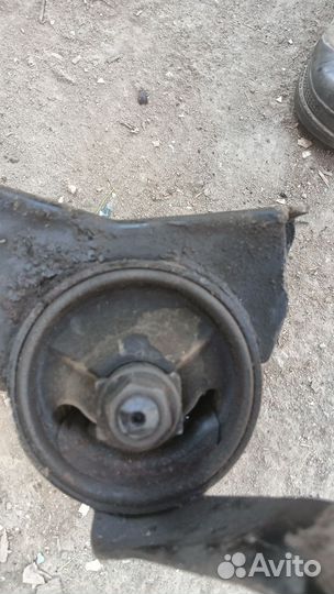 Опора двигателя левая Toyota carina-E 1996