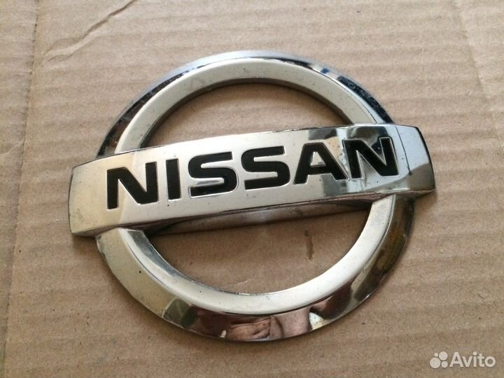 Эмблема Nissan 90981EB300