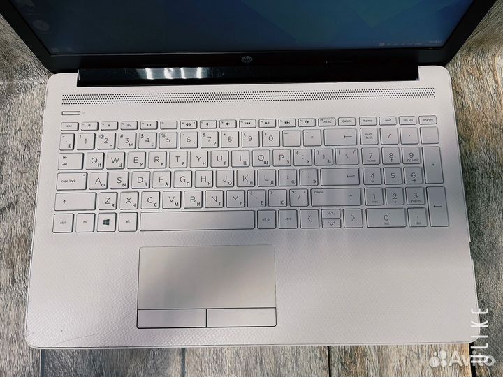 Красивый современный ноутбук HP 15.6