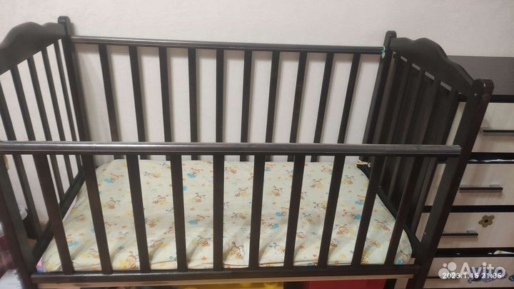 Детская кроватка с маятником