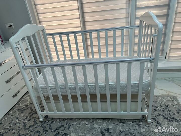 Детская кроватка с маятником
