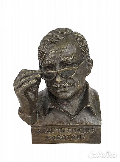 Бюст из бронзы с Советского плаката