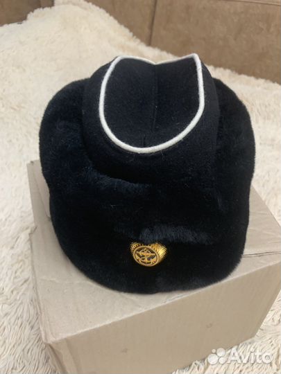 Женская шапка меховая с белым кантом