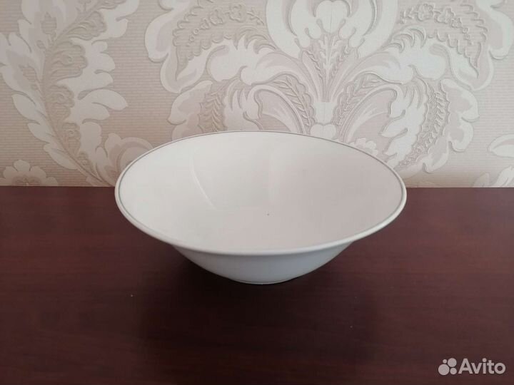 Салатники, миски, тарелки. Столовая посуда