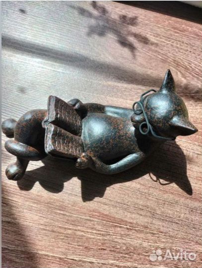 Статуэтка фигурка Кот в очках с книгой читает