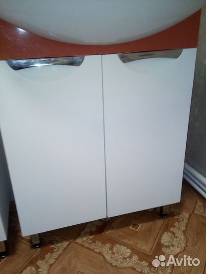 Тумба для ванной с раковиной и краном