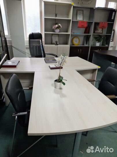 Стол руководителя + Брифинг приставка