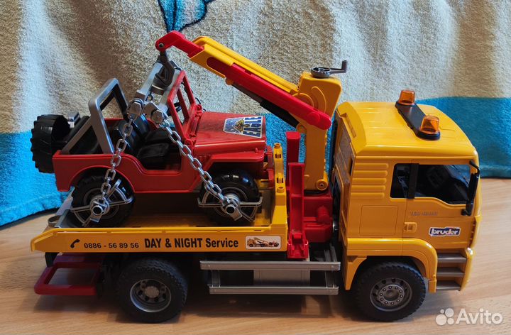 Машина эвакуатор с внедорожником Bruder