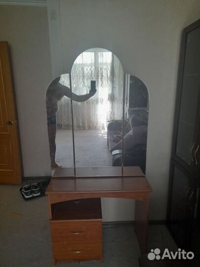 Трюмо с зеркалом