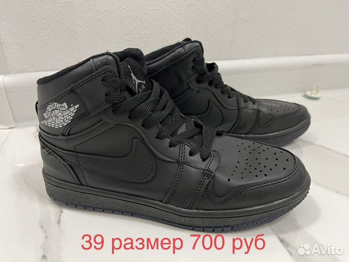 Кроссовки женские