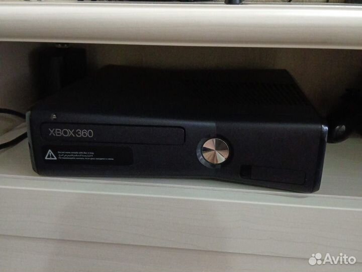Xbox 360 с геймпадом