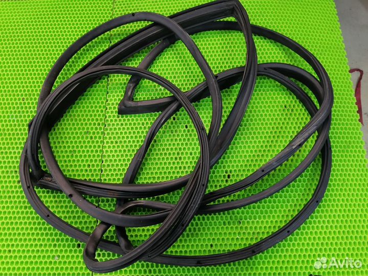 Уплотнитель двери правой Митсубиси Шариот 3