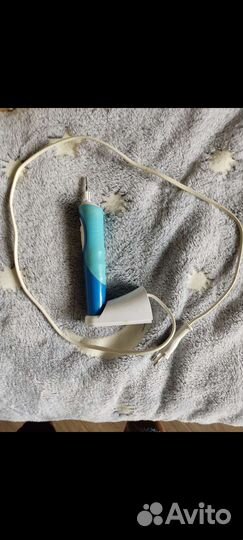 Электрическая зубная щетка oral b