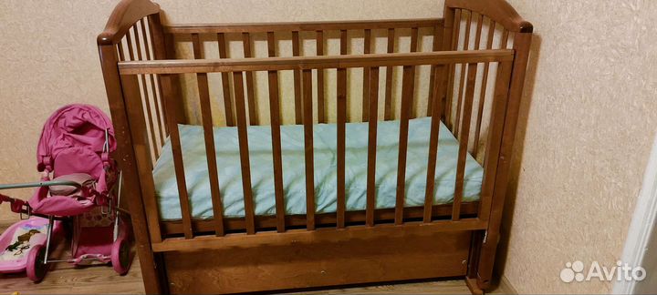 Детская кроватка с маятником