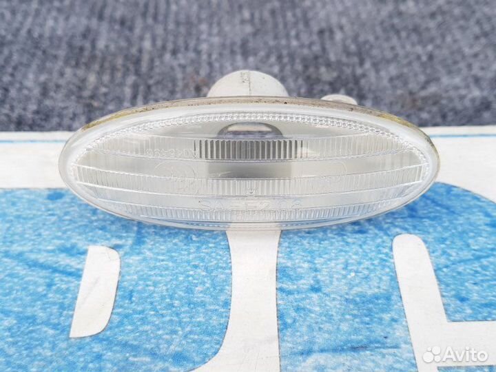 Повторитель в крыло передний правый Nissan Juke