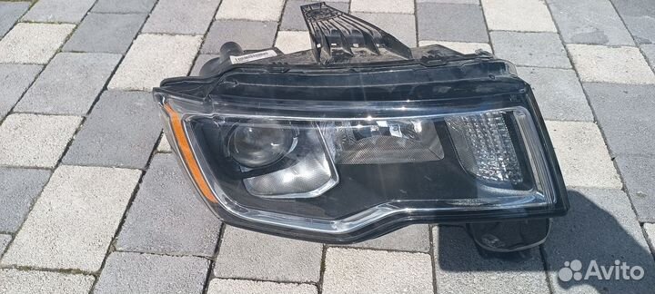 Grand cherokee wk2 фара