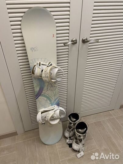 Сноуборд с креплениями и ботинками