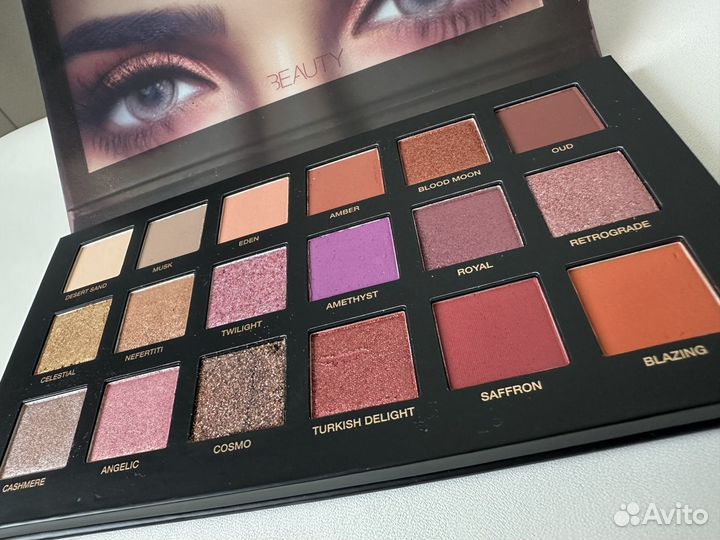 Палетка теней huda beauty