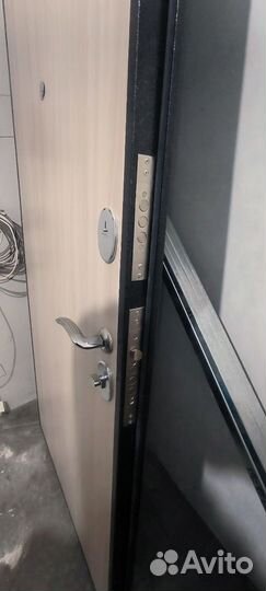 Дверь входная металлическая от застройщика
