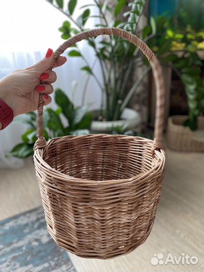 Корзина плетеная из бумажной лозы