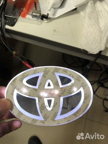 Светящийся логотип Toyota