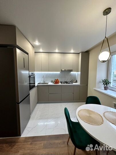 Угловая кухня под потолок на заказ в Новосибирске