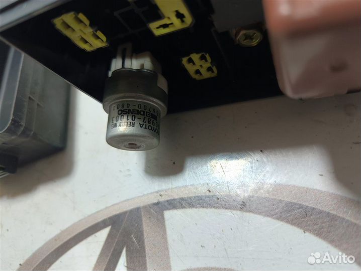 Блок предохранителей под капот Toyota Land Cruiser