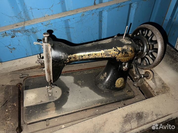 Старая швейная машинка зингер