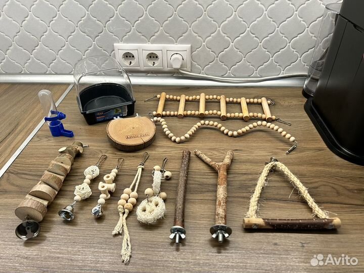 Клетка для птиц с игрушками