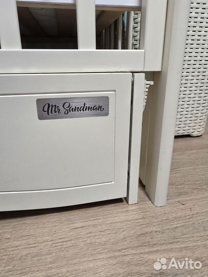 Детская кроватка с маятником и ящиком