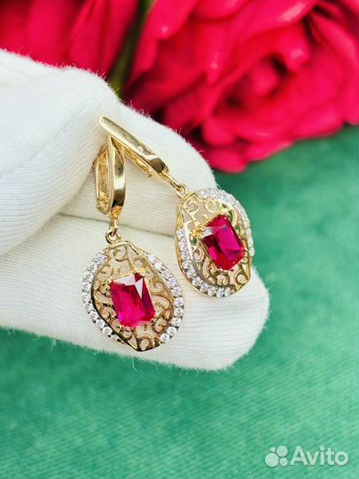 Золотые серьги с корундом