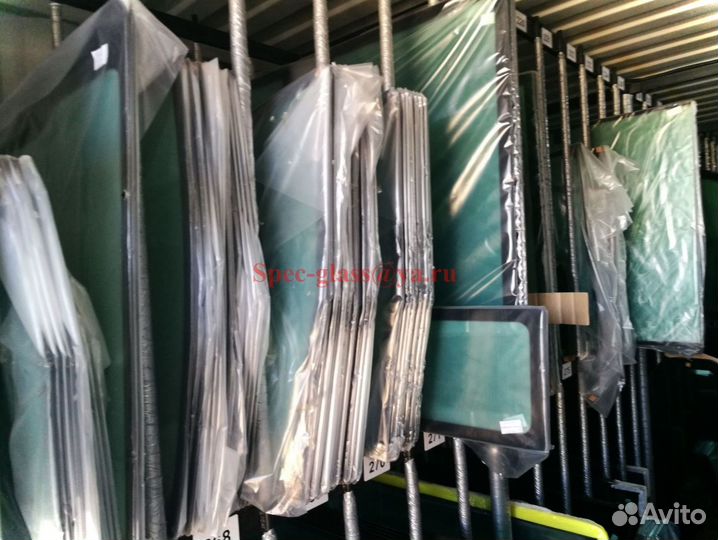 Стекло дверное правое экскаватор-погрузчик bizon 7