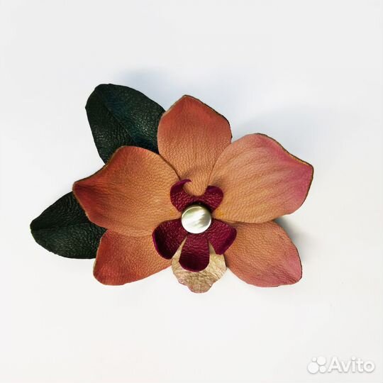 Брошь из кожи 