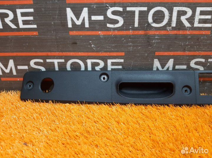 Накладка замка багажника Mercedes-Benz E-Class