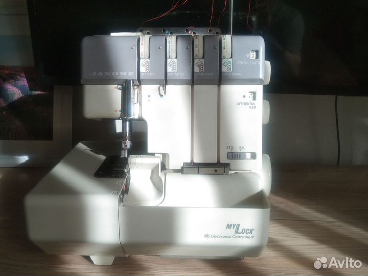 Оверлок janome 634D.б/у. В хорошем состоянии