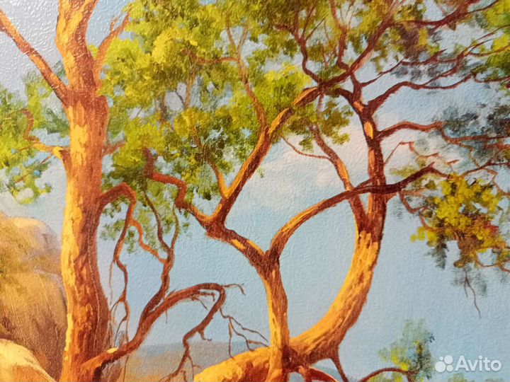 Картина в красивой позолоченной рамке