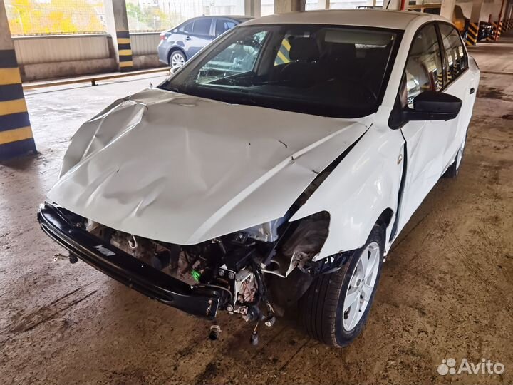 Volkswagen Polo 1.6 AT, 2020, битый, 220 000 км