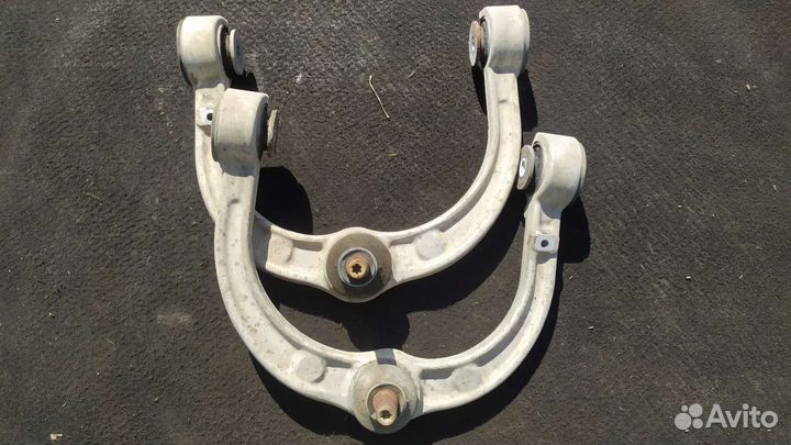 Передний верхний левый рычаг Мерседес мл 164