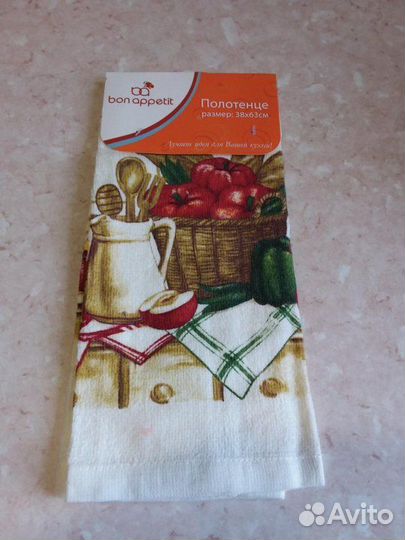 Полотенца разные и фартук. Новые
