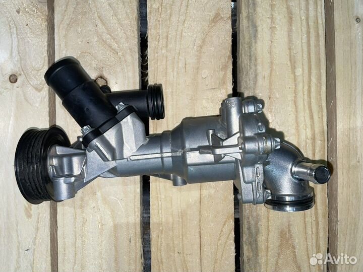 Водяной насос Mercedes A35 AMG w177