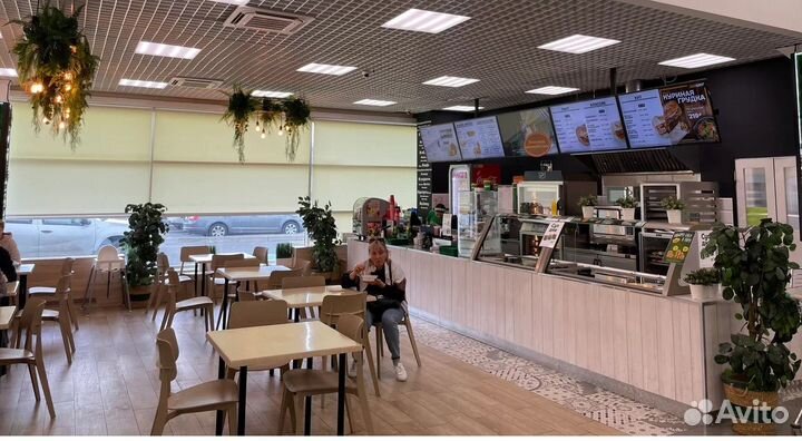 Сотрудник в кафе