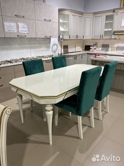 Кухонный стол и стулья