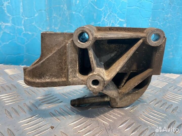 Кронштейн двигателя Ford Fiesta 6 CB1 spja 2008